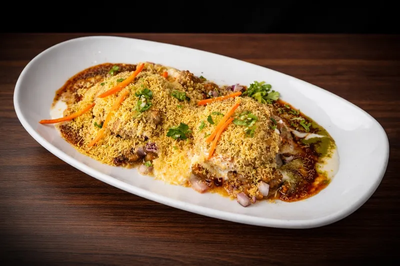 Samosa / Aloo Tikki Chaat